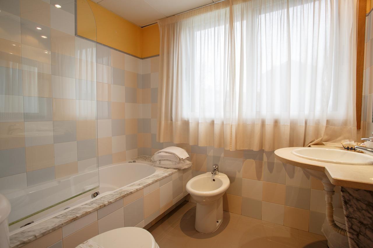 Hotel Restaurante Pontinas Lalín エクステリア 写真