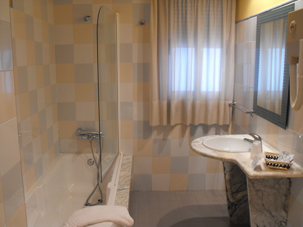 Hotel Restaurante Pontinas Lalín エクステリア 写真